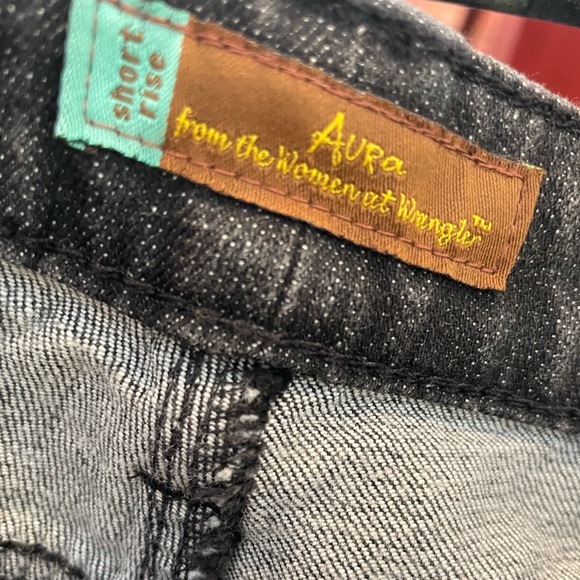 Aura by Wrangler women’s short rise jeans - Picture 3 of 7